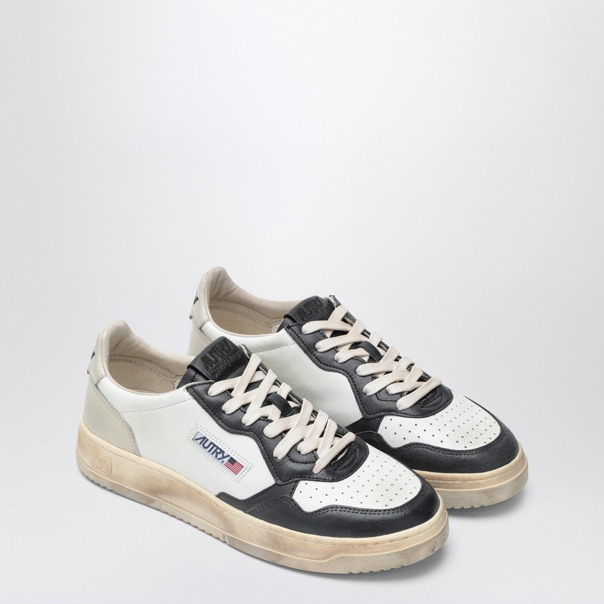 AUTRY Medalist Low Super Vintage sneakers white/black/beige